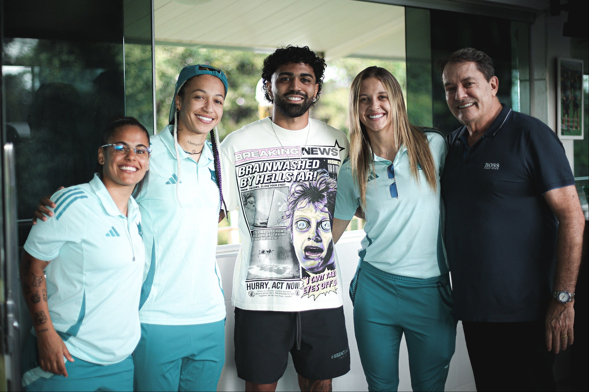 Gabigol e Pedro Lourenço acompanham jogo do time feminino do Cruzeiro