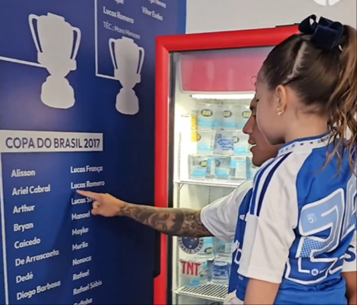Com Rufina no colo, Lucas Romero mostra seu nome na lista dos campeões da Copa do Brasil exposta em  na Toca da Raposa 