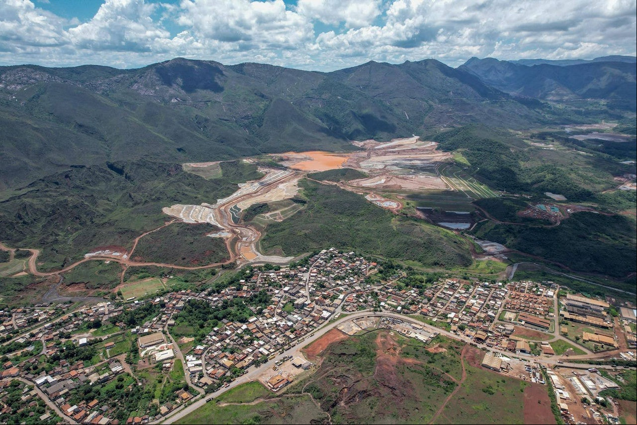 Em Antônio Pereira, moradores sofrem com a poeira que emana das obras de descomissionamento de uma barragem